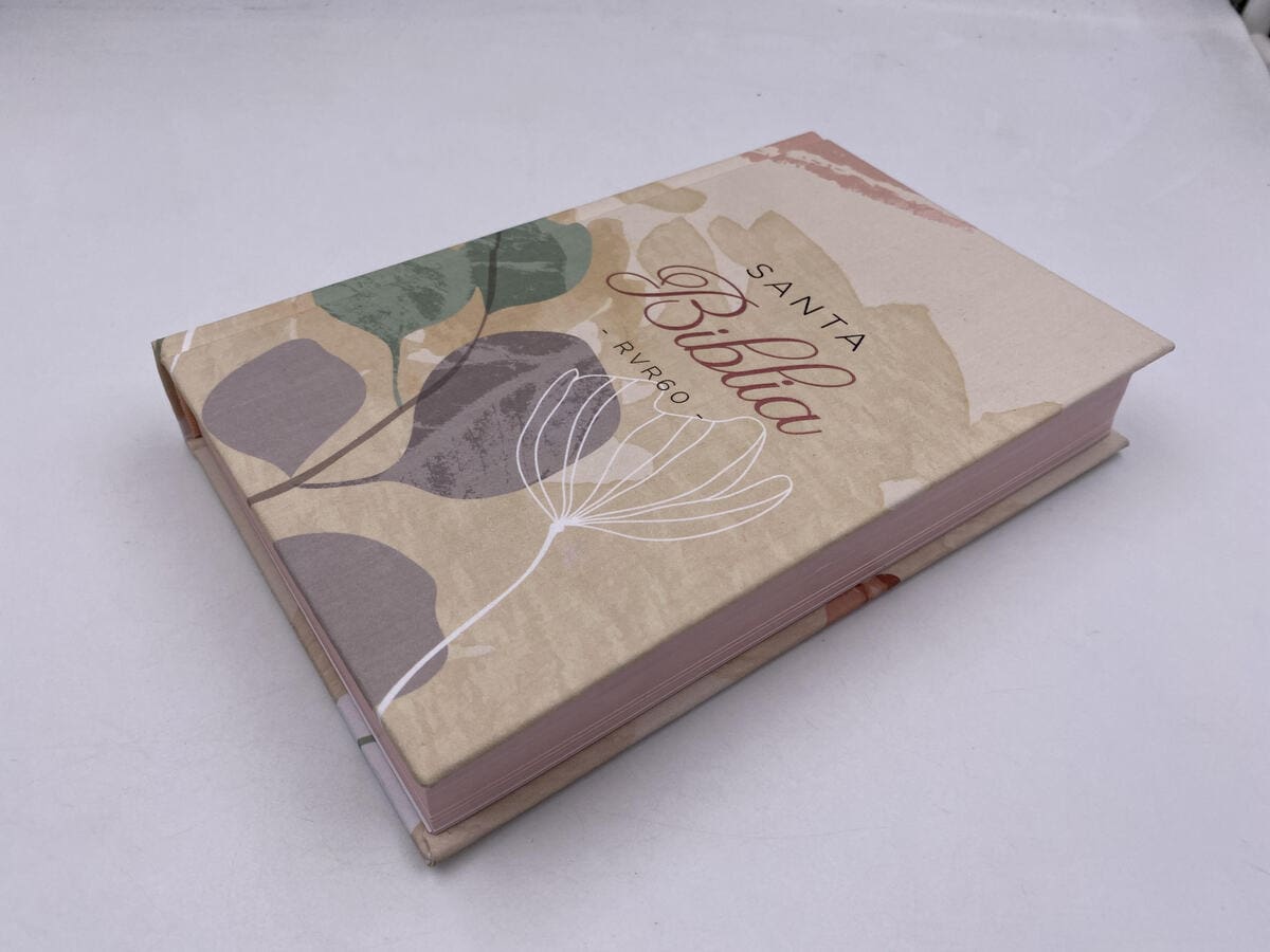 Biblia Manual Flores Beige RVR1960 Tapa Dura - Imagen 5
